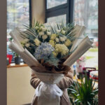 Buket cvijeća - bijele ruže, lizijantus i hortenzije sa plavim detaljima