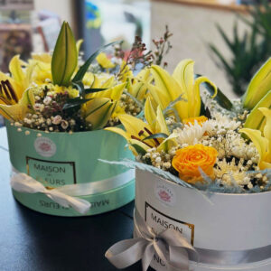Cvijeće u kutiji - flower box srednje veličine -ljiljani, ruže, margarete i gipsofil