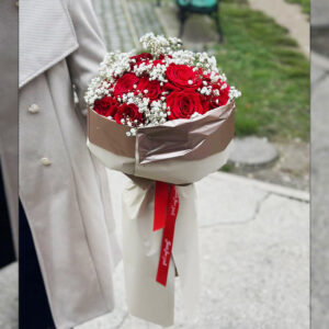 Elegantan buket crvenih ruža i gipsofila za dame sa stilom