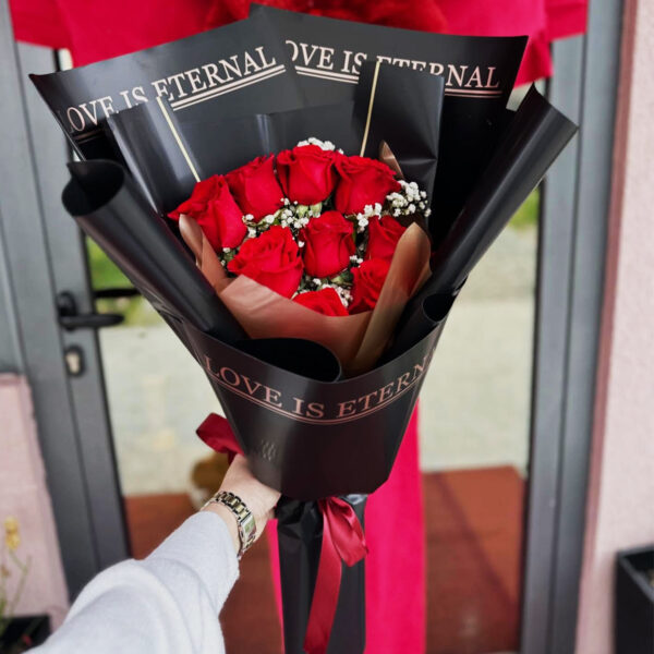Romantični buket crvenih ruža i gipsofila sa crnim ukrasnim papirom