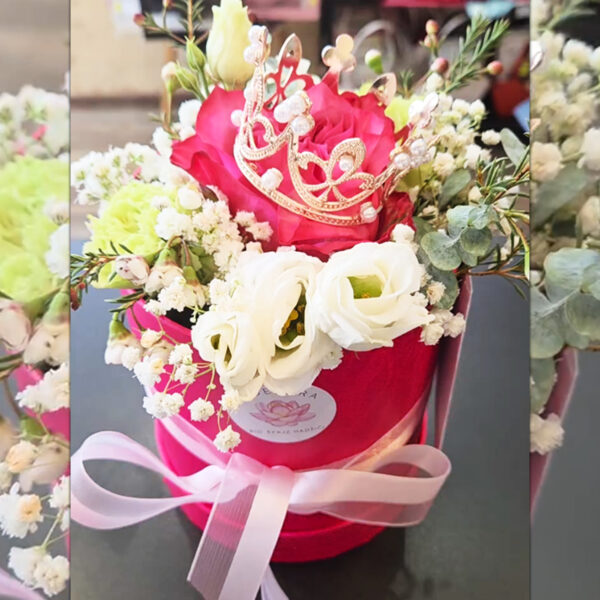 Roze bijelo cvijeće u kutiji u razvoj kutiji - flower box - sa krunom Roze bijelo cvijeće u kutiji u razvoj kutiji - flower box - sa krunom